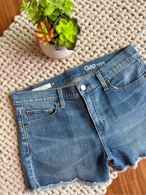 GAP | Authentic Summer Denim Cutoff Short in Medium Indigo 2.5” | 29